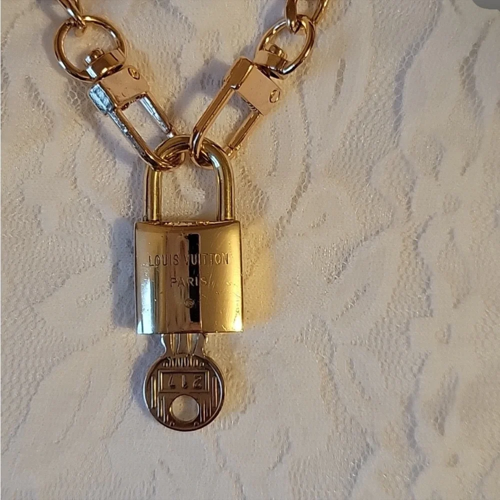 Louis Vuitton lock and key with unbranded chain
#217 Vintage - Picture 3 of 3